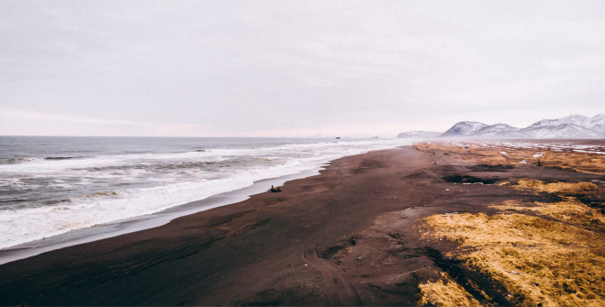 Власти Камчатки назвали три возможных причины загрязнения воды у полуострова