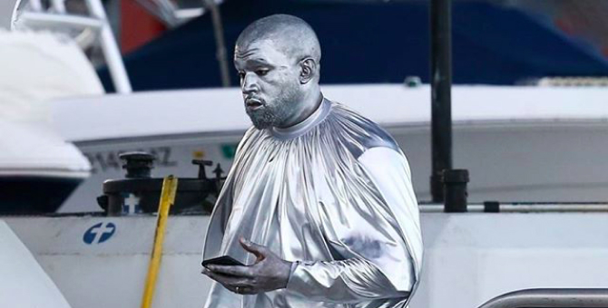 Канье Уэст обмазался серебряной краской для показа оперы о Деве Марии