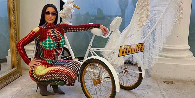 Обед из KFC и бутик Жан-Поля Готье: Ким Кардашьян показала снимки из поездки в Париж