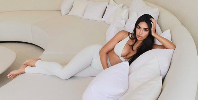 Ким Кардашьян выпустила футболки и трикотажные платья для бренда Skims