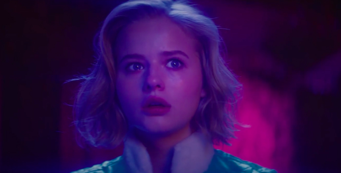 Александра Бортич играет Снегурочку в клипе Cream Soda «Комета»