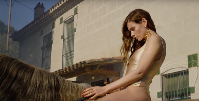 Луна танцует и ездит верхом в клипе на песню «Лунные гипнозы»