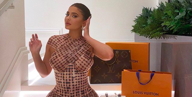 Кайли Дженнер разыгрывает сумки Louis Vuitton ради благотворительности