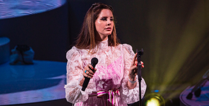 Лана Дель Рей записывает аудиокнигу в поддержку коренных американцев