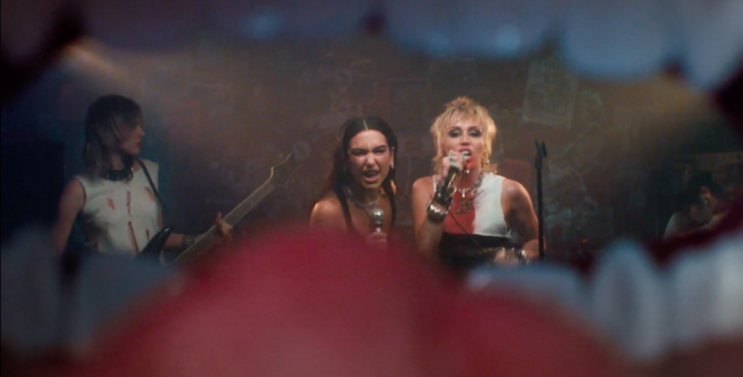 Майли Сайрус и Дуа Липа выпустили клип на совместный трек «Prisoner»