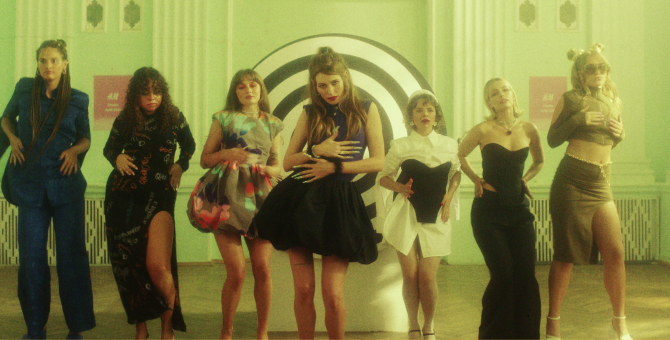 Луна примерила новую коллекцию H&M Studio в клипе на песню «Ухажер»