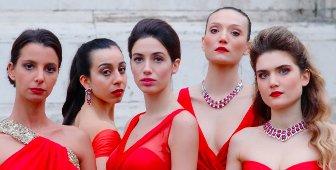 Украшения Bvlgari появились в сериале об итальянской моде 70-х