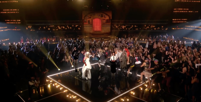 Мадонна выступила со своими голограммами на церемонии Billboard Music Awards