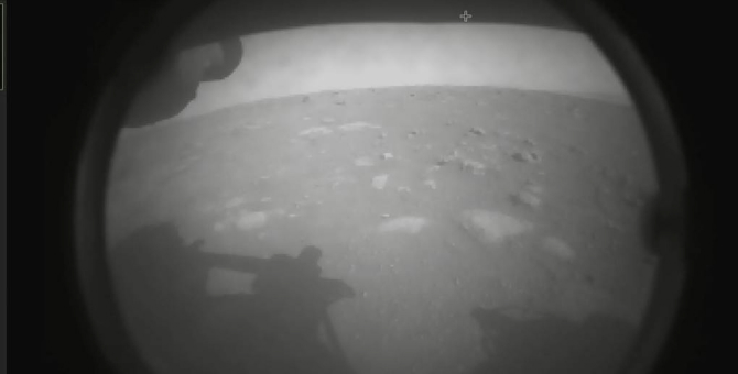 Космический аппарат NASA совершил посадку на Марс и сделал там первые снимки