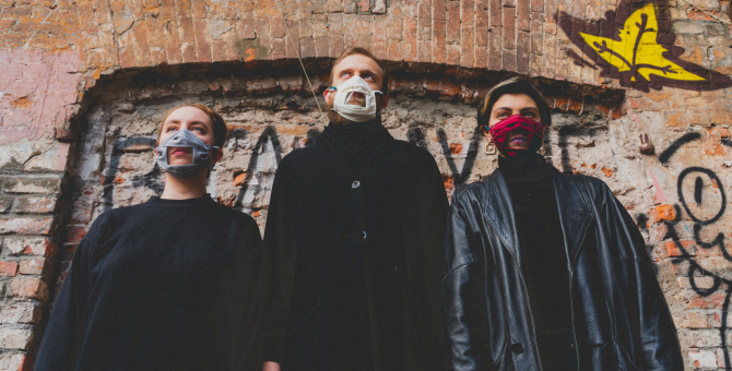 Художницы сделали «говорящие маски» для сотрудников сферы услуг