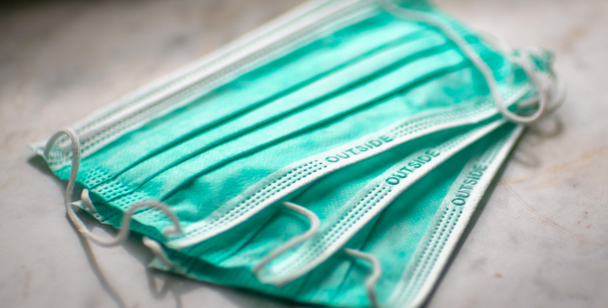 Роспотребнадзор ужесточил масочный режим и запретил работу ресторанов по ночам