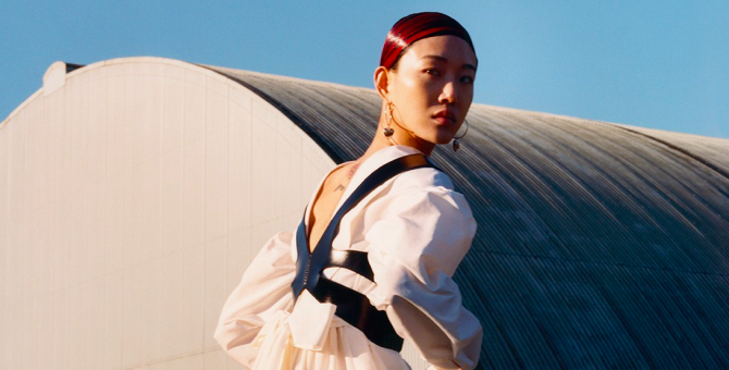 Модели позируют на фоне ангаров и поездов в новой кампании Alexander McQueen