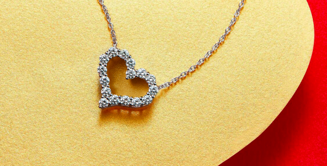 Mercury выпустила коллекцию украшений в поддержку фонда «Обнаженные сердца»