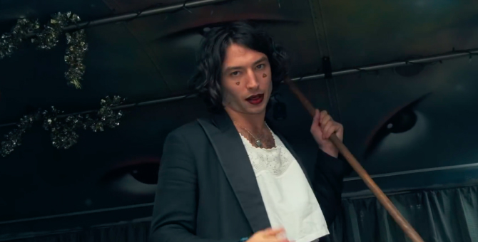 Эзра Миллер танцует в сиреневых лосинах в благотворительном клипе