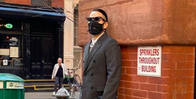 Марк Джейкобс показал образ для прогулок с респиратором