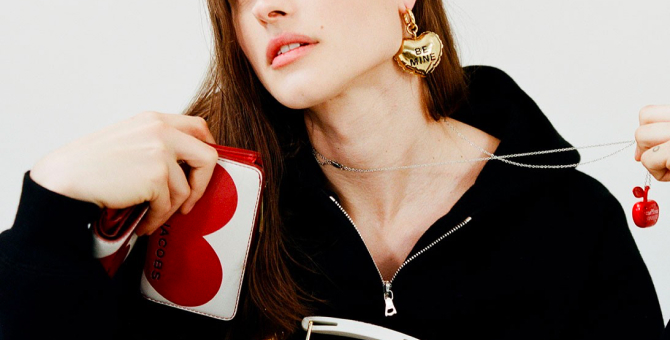 Marc Jacobs выпустил сумки с алыми сердцами ко Дню святого Валентина