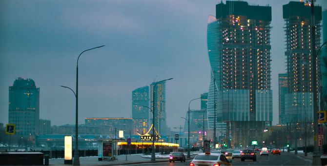 Сергей Собянин продлил коронавирусные ограничения в Москве на неделю, но разрешил работу школ