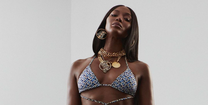 Наоми Кэмпбелл примерила купальник в монограммах для новой кампании Burberry