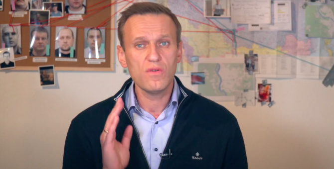 Алексей Навальный пообщался по телефону с одним из своих отравителей