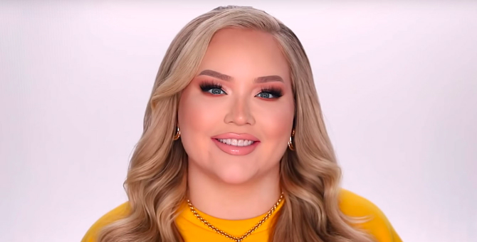 Бьюти-блогер Никки де Ягер совершила каминг-аут как трансгендерная женщина