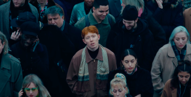 King Krule поет в толпе в клипе на песню «Alone, Omen 3»