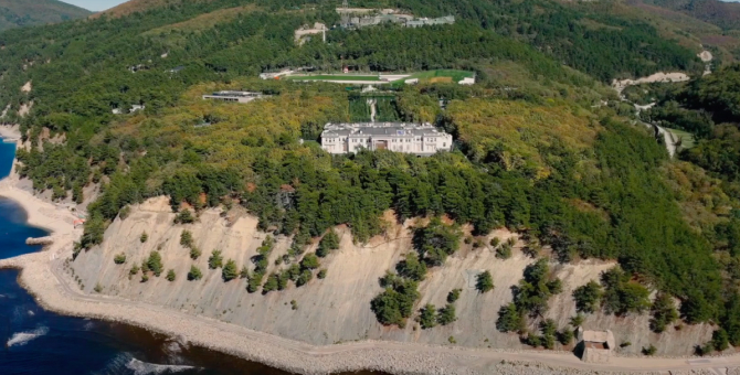 «Лохотрон»: Дмитрий Песков прокомментировал расследование ФБК о «дворце Путина» в Геленджике