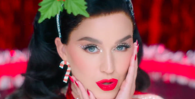 Кэти Перри отдыхает у бассейна вместе с Санта-Клаусом в клипе «Cozy Little Christmas»