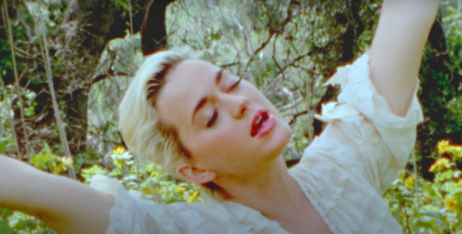 Кэти Перри поет на фоне цветов и скал в клипе на трек «Daisies»