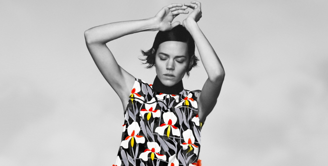 Prada расписал фотографии Дэвида Симса для новой рекламной кампании