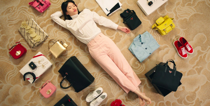 Красные сумки и платья в цветочек: Prada выпустил коллекцию к китайскому Новому году