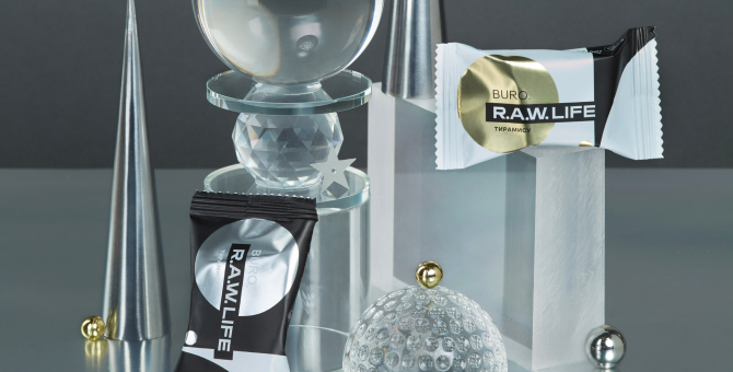 BURO. и R.A.W. LIFE выпустили лимитированный десерт — трюфель «Тирамису»