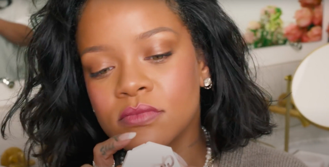 Рианна показала, как сделать естественный летний макияж средствами Fenty Beauty