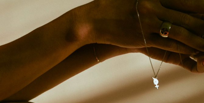 Бренд Himère выпустил украшения для ретроградного Меркурия