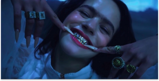 Певица Rosalía повторила образ Фриды Кало в новом клипе