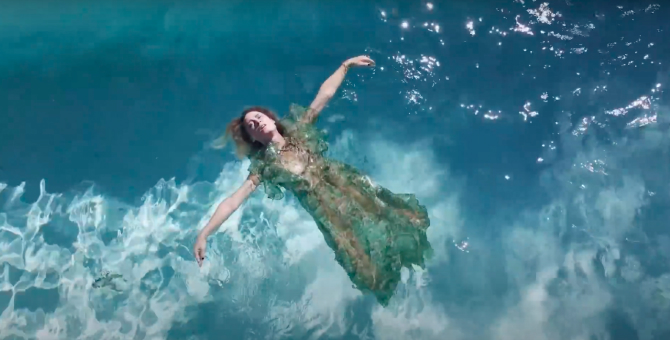 Рошин Мерфи отдыхает на вилле в клипе «Something More»