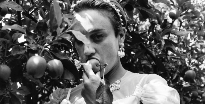 Симон Роша выпустила книгу о женственности с портретами Хлои Севиньи и Лили Коул