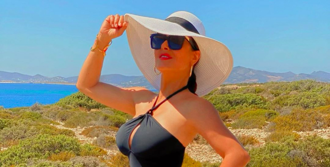 Сальма Хайек отметила 54-летие снимком в купальнике