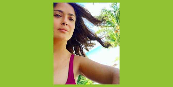 Сальма Хайек показала новые пляжные снимки после обвинений в злоупотреблении ботоксом