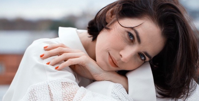 Юлия Снигирь, Ксения Раппопорт и другие актрисы примерили одно и то же платье в поддержу фонда «Дом с маяком»