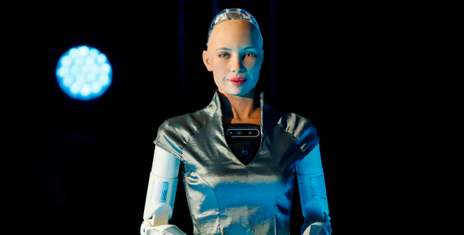 Робота Софию запустят в массовое производство для заботы о людях в период карантина