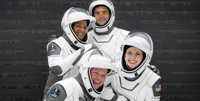 SpaceX показала снимок своего первого гражданского экипажа в скафандрах