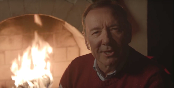 Кевин Спейси призвал «убивать добротой» недоброжелателей в рождественском видео