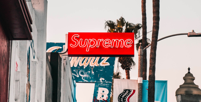 Владелец The North Face и Vans покупает Supreme