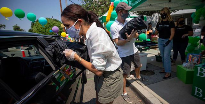 В Сети появилось видео с волонтерской работой принца Гарри и Меган Маркл