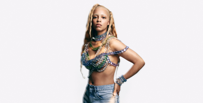 В новой кампании Swarovski снялась певица Келси Лу