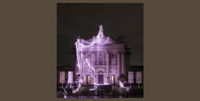 Британская художница сделала постапокалиптический праздничный декор для Tate Britain