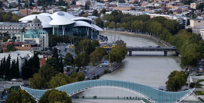 Власти Грузии вернули масочный режим из-за распространения COVID-19