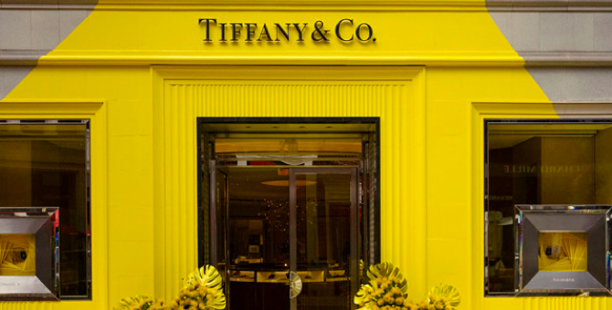 Tiffany & Co. открыл поп-ап по мотивам первоапрельской шутки со сменой фирменного цвета