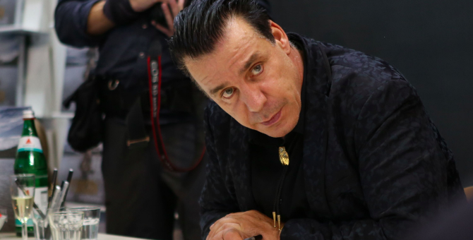 Группа Rammstein прокомментировала сообщения о коронавирусе у Тилля Линдеманна