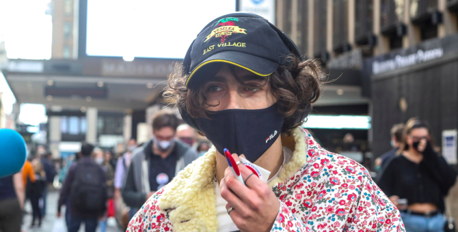 Тимоти Шаламе пришел голосовать за нового президента США в кепке из украинского ресторана и цветочной куртке Gucci